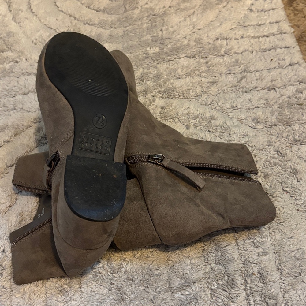 Stylish Gray Ankle Boots - Picture 4 of 4
